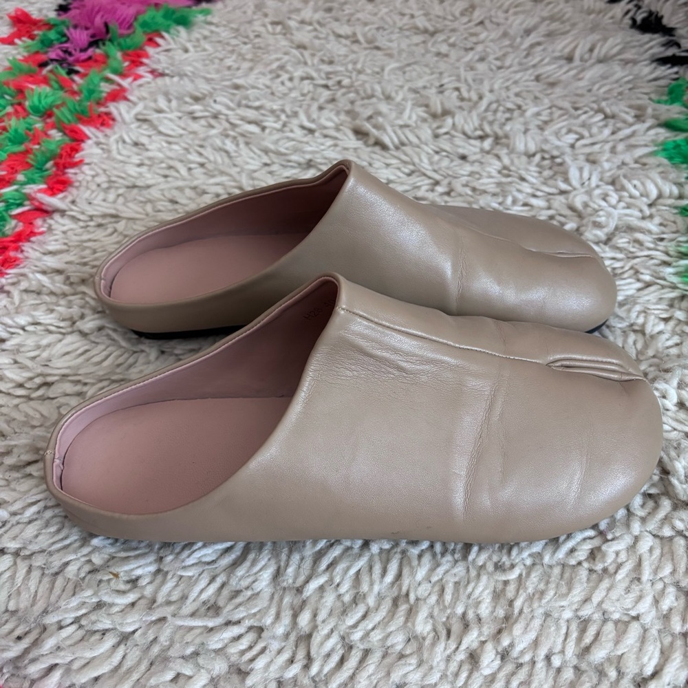 Women's Split-Toe Tabi Slip-On Leather Mules - Taupe size 40 9 - Picture 3 of 3